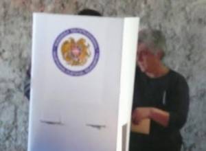 Գառնիում քվեարկության են ներկայանում ընտանիքներով. Հետք