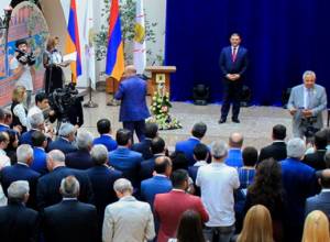 Քաղաքապետի ոսկե մեդալներ և «Երևանի զինանշան» հուշամեդալներ