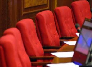 Депутаты с шумом покинули зал