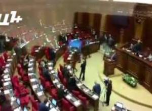 Պատգամավորներն աղմուկով լքեցին դահլիճը