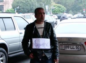 Քաղաքացին կարել է շրթունքները, ոստիկանությունը պարտք է դերձակներին. ակցիա