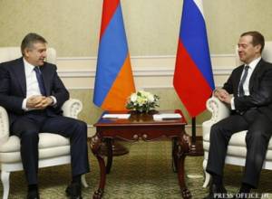 Armenian, Russian PMs have private talks in Belarus