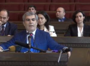 Էստեղ եմ մազերս  սպիտակեցրել, էս ամբիոնին կանգնած. Արամ Սարգսյան