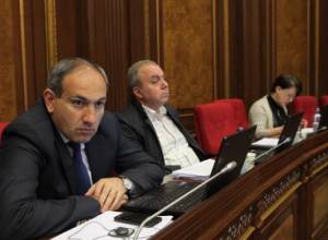 Ծառայողական մեքենաներին ավելի շատ գումար է գնում, քան սահմանամերձ գյուղերին