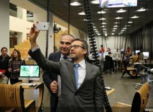 Коммисар ЕС Карлос Моедас в Тумо