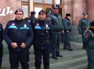Կառավարության դիմաց  կրկին մարդաշատ էր