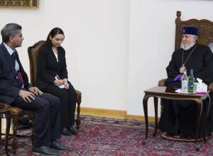 Հնդկաստանի դեսպանն այցելել է Էջմիածին