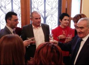 Գալուստ Սահակյանն ընկերություն է անում ընդդիմության հետ
