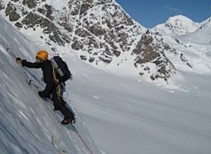 Security guards rescue citizen lost in mountains