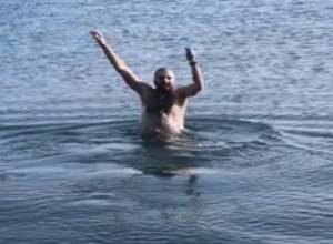 Young men swim in Lake Sevan: video