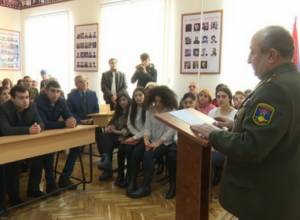 ՀՀ ԶՈՒ ԳՇ պետը «Արիության դասաժամ» է անցկացրել Երևանի թիվ 127 ավագ դպրոցում