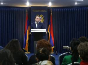 Պատժվելու են զինվորի հաշվին հարստացողները. Վիգեն Սարգսյանի ասուլիսը՝ ուղիղ