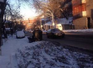 Снег, дорожное движение и контейнеры для мусора