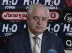 Անահիտ Բախշյան, Ազատ Արշակյան