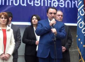 «Եթե չընտրվեք կգյուլլենք». տատիկները՝ Արթուր Բաղդասարյանին