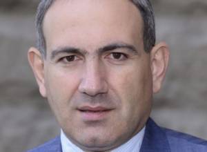 Поклонился перед прахом Приносящего хлеб: Никол Пашинян