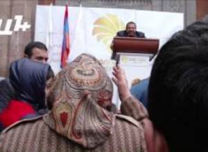 Գագիկ Ծառուկյանի թիկնապահները հազիվ նրան հեռացրեցին բեմից