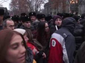 Հրմշտոց բողոքի ակցիայի սկզբում