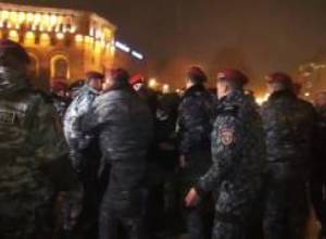 Ոստիկանները ազատում են հրապարակը