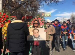 Citizens start march to Artur Sargsyan's funeral parlour