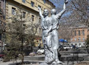 «Рабочий и колхозница» перемещены