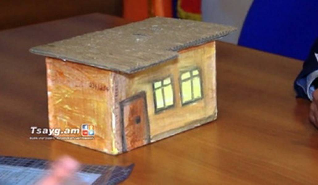 1490450281_gyumrin-aranc-tnakneri