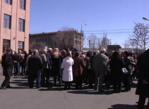 Նաիրիտցիներից հետ են պահանջում աշխատավարձը՝ նոր պայմանագրի համար