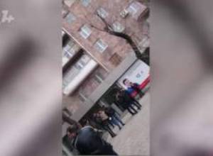 Արտակ Սարգսյանի շտաբի մոտ եռուզեռ է
