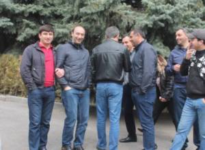 «Էս Նորագյուղն ա, մենք քեզ նիզակով էլ կխփենք». քարեր են նետել թղթակցի ուղղությամբ. newsbook