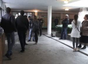 Մի խումբ երիտասարդներ վաղ առավոտից չեն լքում  9/56 եւ 9/57  ընտրատեղամասերը