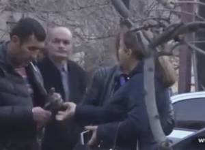 Люди с конвертами у штаба Артака из САС-а: 1in.am