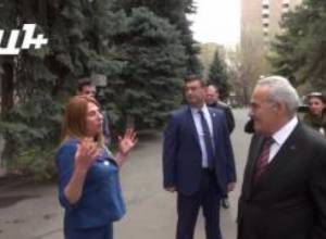 Գալուստ Սահակյանը Զարուհի Փոստանջյանին դրոշ կնվիրի