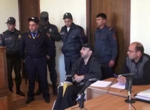  Ցմահ դատապարտյալին դատարան բերեցին սայլակով