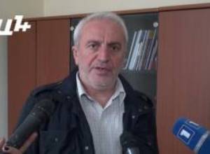 Արամ Մանուկյանը պատասխանում է լրագրողների հարցերին