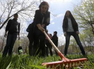 Saturday cleaning in Yerevan: Hranush Hakobyan is also working