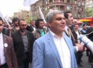 «Ելք»-ի երթը ուղեկցվեց երգով