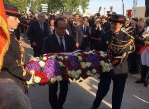 Օլանդը ծաղկեպսակ է դրել Կոմիտասի հուշարձանի մոտ