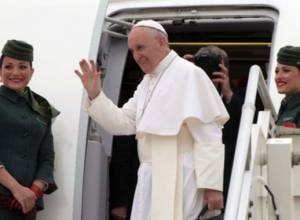 Pope visits Egypt after attack on Coptic Church