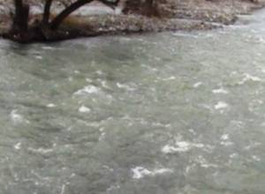 Ребенок упал в реку