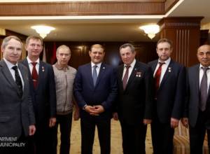 Российские космонавты посетили ереванскую мэрию