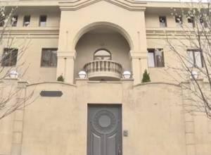 Զարուհի Փոստանջյանը՝ Տարոն Մարգարյանի տան մոտ