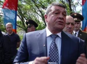 Vladimir Gasparyan to journalists: Get out of my sight!