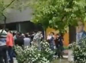 People queuing for bribe - Yelk member