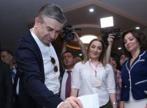Karen Karapetyan sees Taron Margaryan as Mayor of Yerevan