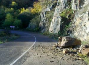 rockfall disrupts traffic on Alaverdi-Ayrum roadway