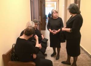 Սևազգեստ մայրերի հարցում ոստիկանները խախտել են էթիկայի կանոնները. դատական նիստ