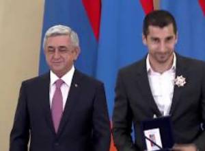 Հենրիխ Մխիթարյանը մեդալ ստացավ անձամբ Սերժ Սարգսյանից