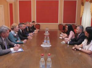 Արփինե Հովհաննիսյանն ընդունել է հատուկ բանագնացներին
