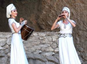Դուդուկահար և դհոլահար քույրերը հանդես են եկել ծննդավայրում