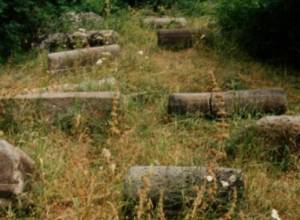 Обветшал деревянный мост, ведущий к еврейскому кладбищу